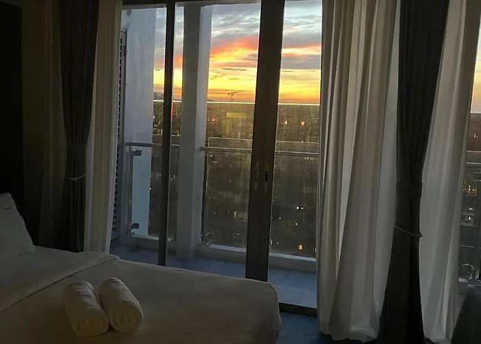 Apartment Luxurious Style Cross To Okada And Near Of Dreams, Solaire, Moa, And Airport