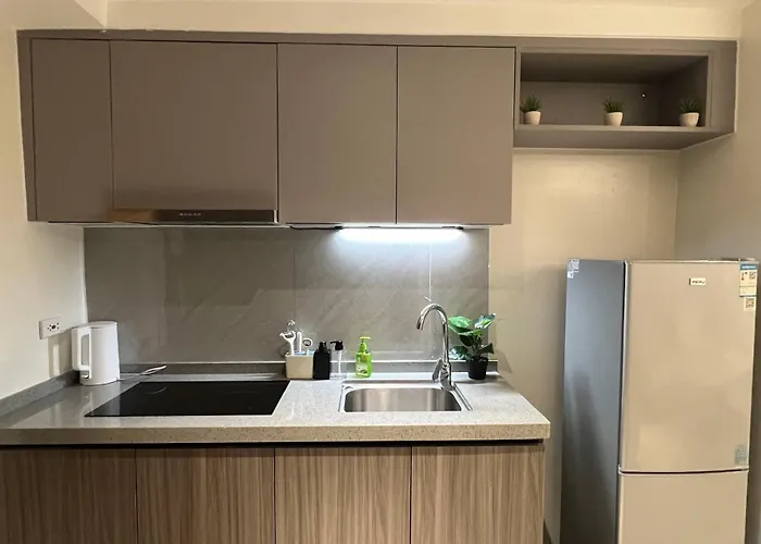 Apartment Luxurious Style Cross To Okada And Near Of Dreams, Solaire, Moa, And Airport Manila