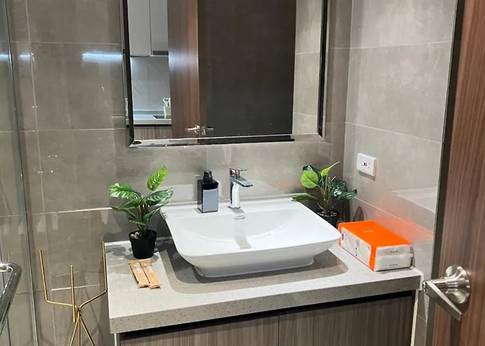 Apartment Luxurious Style Cross To Okada And Near Of Dreams, Solaire, Moa, And Airport *