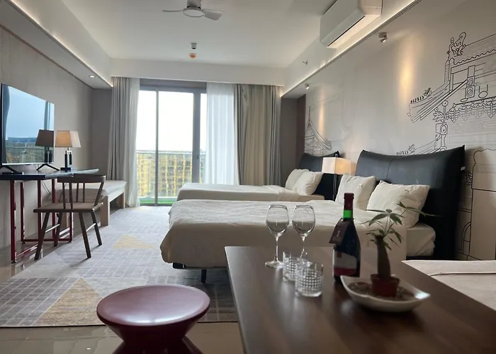 Apartment Luxurious Style Cross To Okada And Near Of Dreams, Solaire, Moa, And Airport