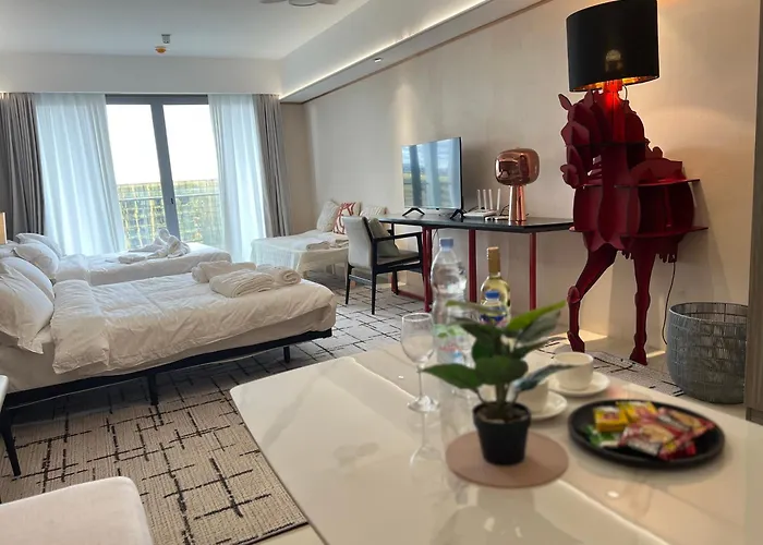 Luxurious Style Cross To Okada And Near Of Dreams, Solaire, Moa, And Airport Apartment