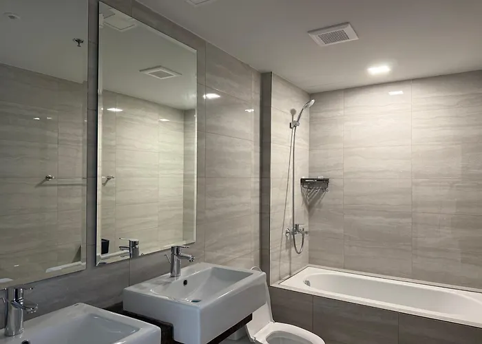 Apartment Luxurious Style Cross To Okada And Near Of Dreams, Solaire, Moa, And Airport